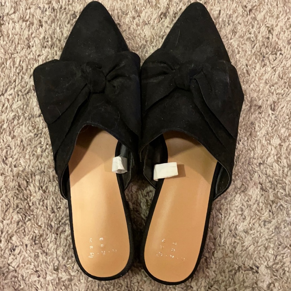Black pointed toe mule with bow detail